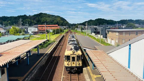駅を抜ける黄色い列車