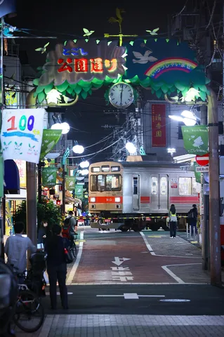 夜を渡る路面電車