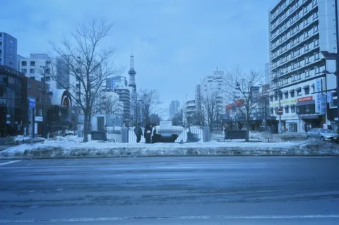 青に染まる冬の街並み