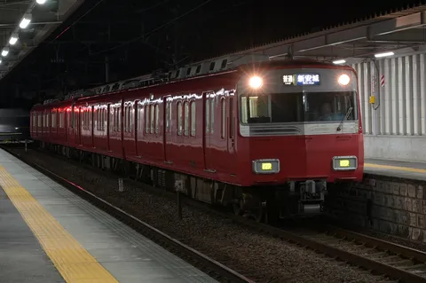 夜の赤い列車の瞬間