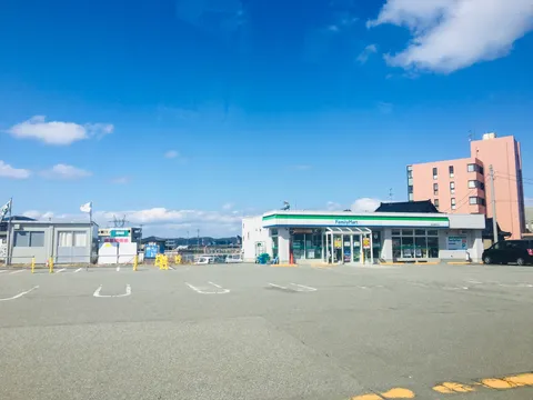 青空とコンビニ、日常の風景