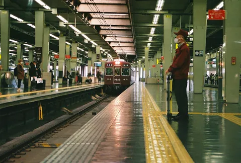 駅の日常、静かな旅立ち