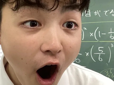 黒板に映えるハッとした表情