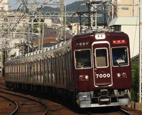 カーブをゆく阪急7000系