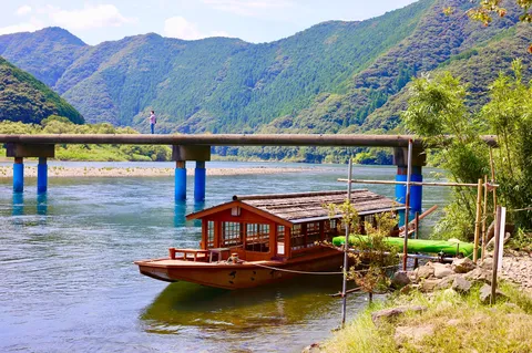 山間の流れ、憩いの舟