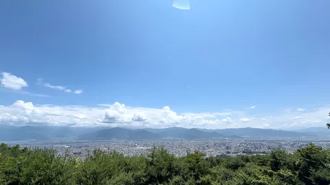 山頂からの絶景、街並みと雲のコントラスト