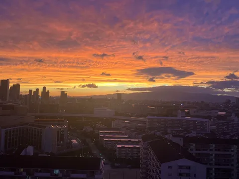街と夕焼けの輪郭