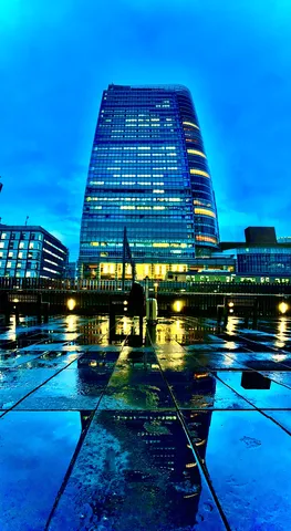 雨上がりのガラス都市