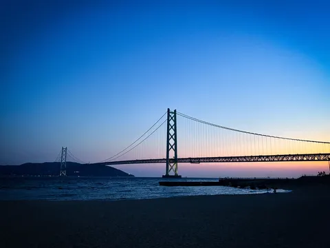 藍色に染まる吊り橋の夜明け