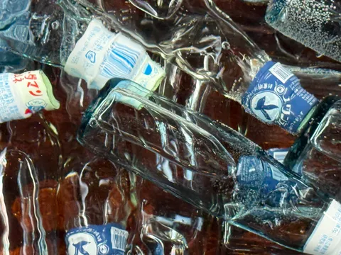 泡立つ水中のボトルたち
