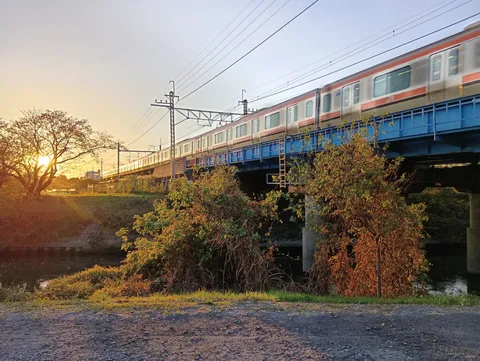 夕陽に染まる鉄路、疾走の音