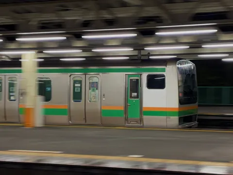 夜の駅を滑る列車の影
