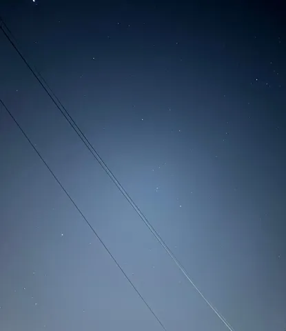 星空を渡る電線