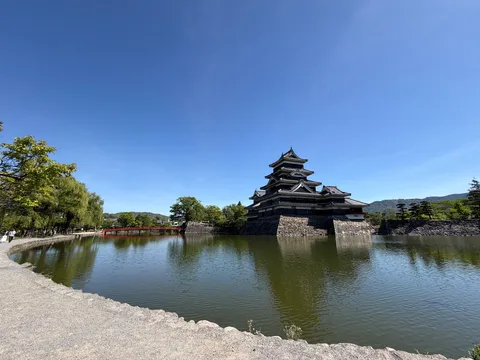 湖面に映る、時代を超える黒い城