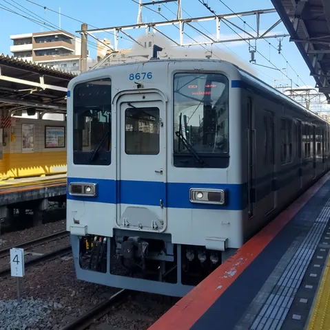 青い列車の朝の静寂