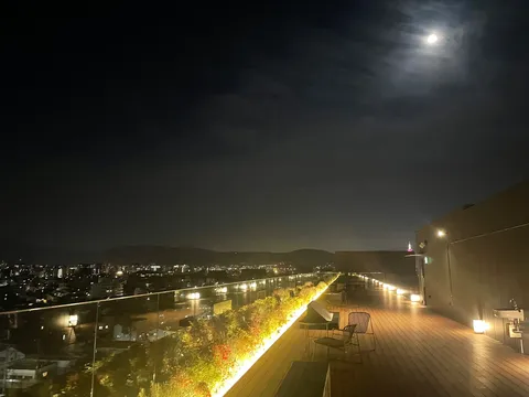 月明かりが照らす夜景テラス