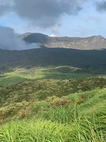 雲と緑のコントラストが美しい山