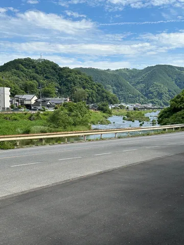 緑濃き山と川、夏のドライブ