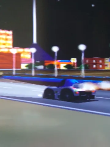 夜の街を疾走するレーシングカー