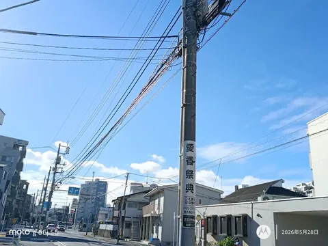電線と青空、日常の一コマ
