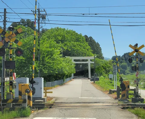 遮断機と鳥居、二つの世界の交差点