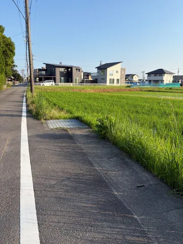 田んぼとモダン住宅のコントラスト