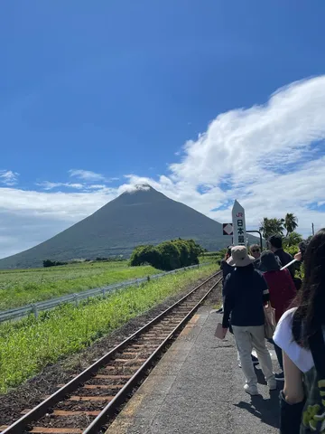 蒼い空と円錐の山影