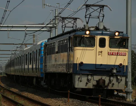 線路を走る静かな光