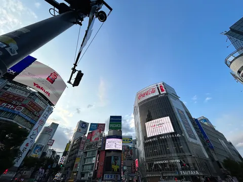 ネオンきらめく高層ビルの交差点