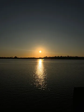 静寂に包まれた夕暮れの海