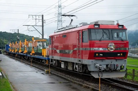 真っ赤な機関車、貨車の先導役
