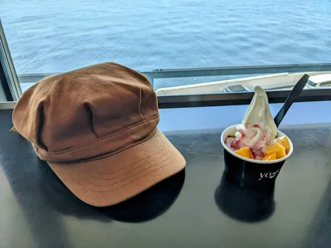 帽子とフローズンヨーグルト、水辺の休憩