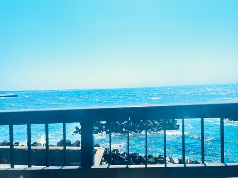 澄む海と鉄の影の間で