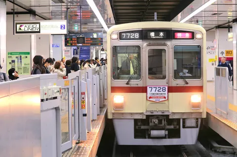 都会の喧騒、列車の到着