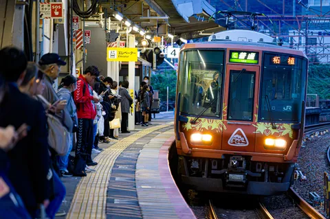 列車を待つ、夕暮れのホーム