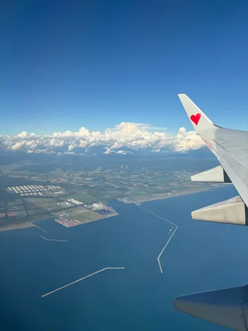 機上のハートと海の線
