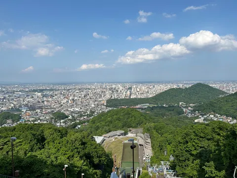 緑と街並み、青空のコントラスト