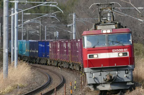 EH500-81、コンテナ列車と疾走