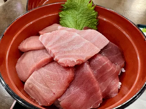 マグロ尽くし丼、どーん！
