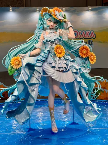 水上ステージの歌姫、素足で登場！
