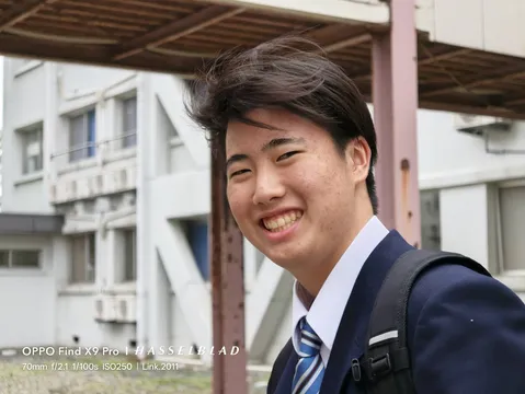 風になびく爽やかな笑顔