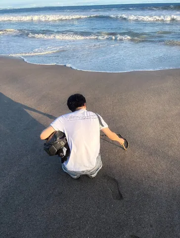 砂浜に残る足跡と波打ち際