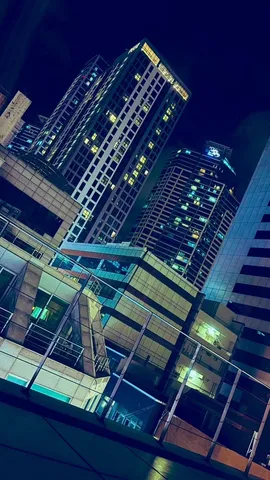 斜めにそびえる夜の街