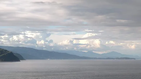静謐な水面と連なる山々