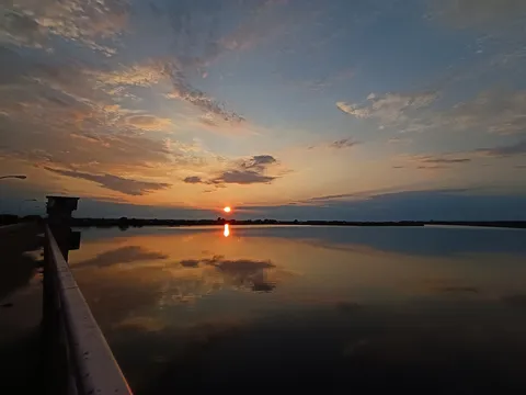 沈む太陽と静かな水鏡