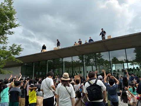 屋根上のパフォーマンスと観衆