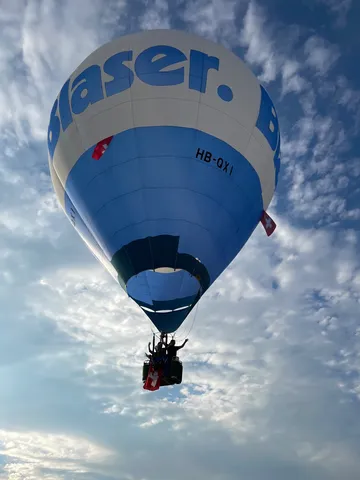青空と白青の気球