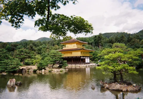 黄金の建築と水鏡