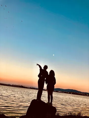 夕暮れを指すシルエット