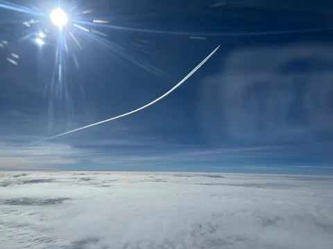 青空のキャンバスに一本線